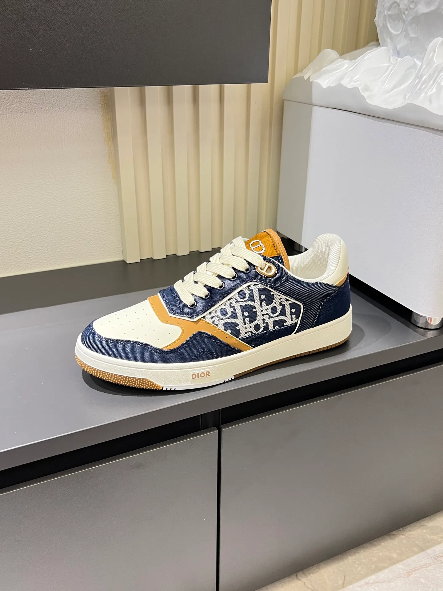 Men's shoes 💰p400 "Dio*" mid-top B27 casual sneakers. This B27 high-top sneaker is a new product in the series and continues Di*r's classic style. Crafted from gray and white smooth calf leather with beige and black Oblique print panels on the sides. The "CD Icon" shaped shoelace eyelets are clever and delicate, and the two-color rubber sole, rear collar and heel are all equipped with the brand's iconic details to enhance the style. Oblique printed straps at the ankle allow for an adjustable fit to complement the overall design. Fashionable and versatile, it can complement any look. Create an exquisite design with unique dynamic vitality and modern atmosphere, presented in low-top and high-top styles. This new must-have shoe adds a new dimension to Dior's archive heritage, embodying modern elegance. Purchase the original version and make it 1:1. If you need top quality, please come to me! Male 38-44!